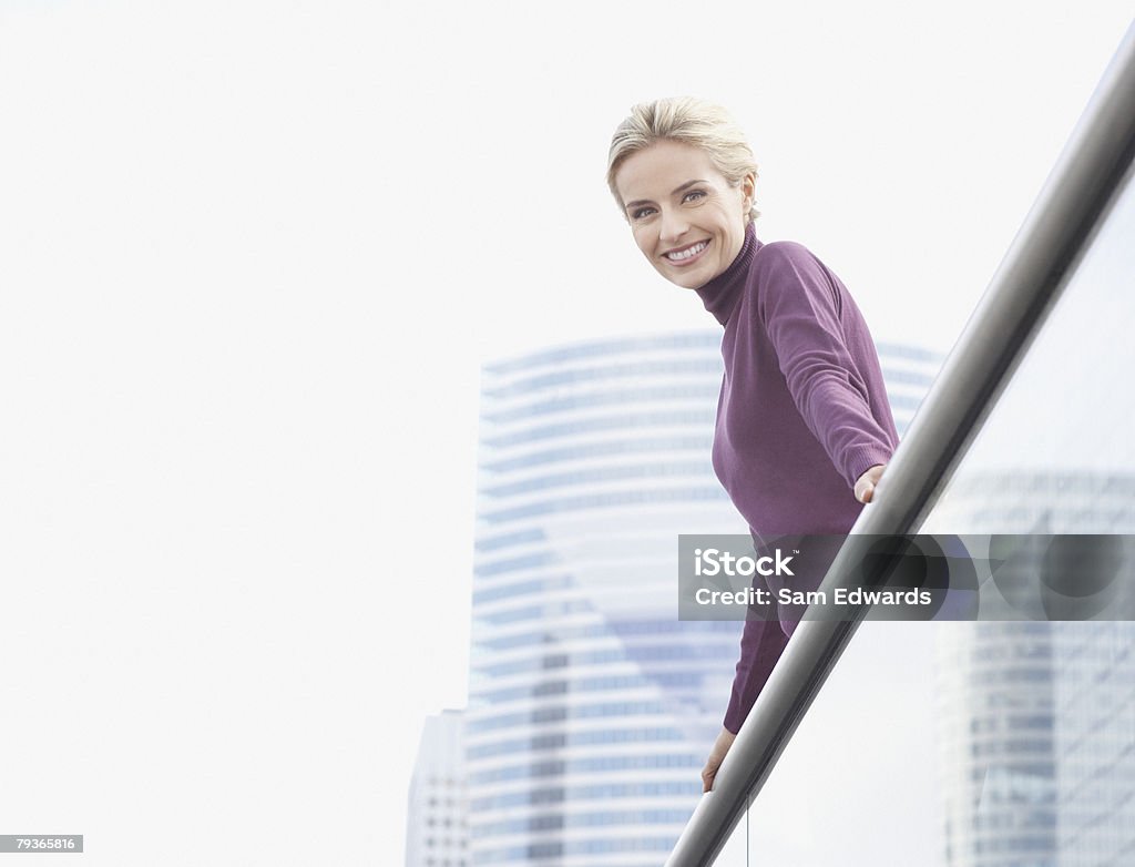 Femme debout sur le balcon en plein air - Photo de 30-34 ans libre de droits