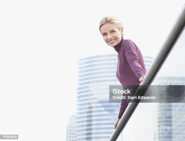 Photo libre de droit de Femme Debout Sur Le Balcon En Plein Air banque d'images et plus d'images libres de droit de 30-34 ans - 30-34 ans, Adulte d'âge moyen, Balcon