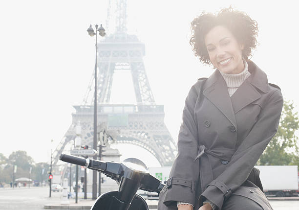 mujer al aire libre ubicado en motoneta de la torre eiffel - high key portrait color image travel locations fotograf�ías e imágenes de stock