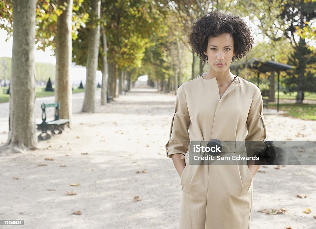 Mujer de negocios al aire libre en camino en el parque - Foto de stock de 25-29 años libre de derechos