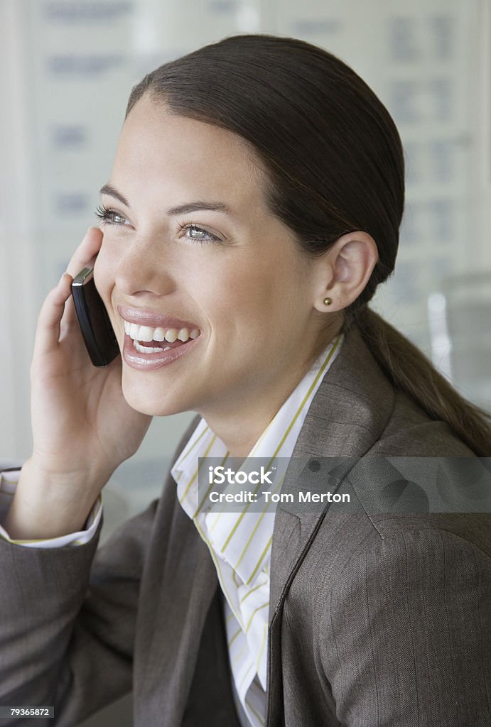 Geschäftsfrau auf Ihrem Handy in der cafeteria serviert. - Lizenzfrei Am Telefon Stock-Foto