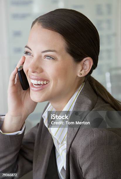 Geschäftsfrau Auf Ihrem Handy In Der Cafeteria Serviert Stockfoto und mehr Bilder von Am Telefon