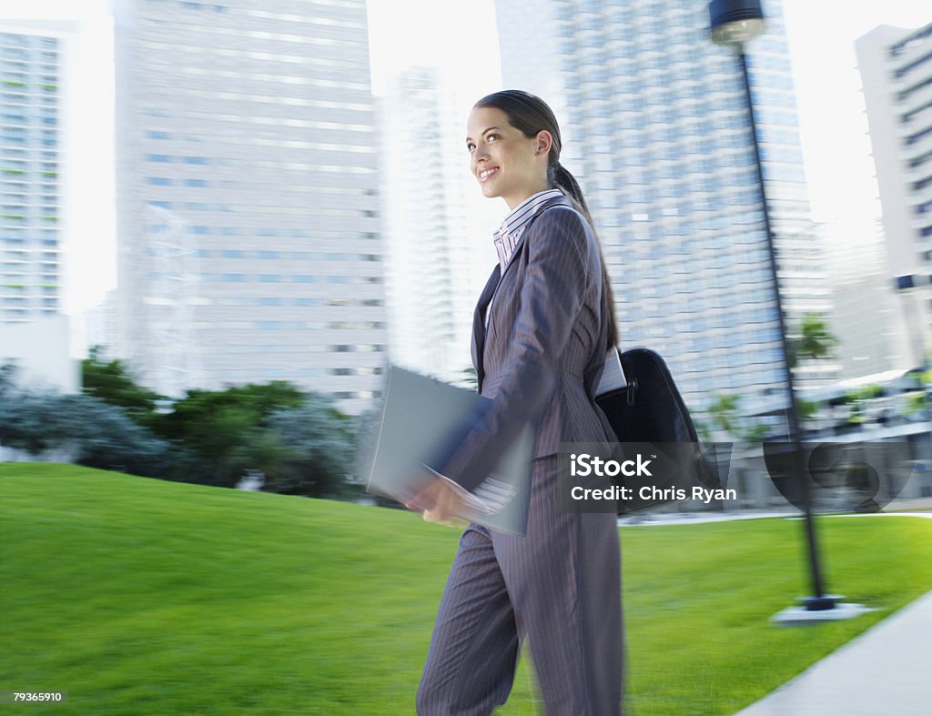 Geschäftsfrau tragen Papierkram auf Weg im Freien - Lizenzfrei Baum Stock-Foto