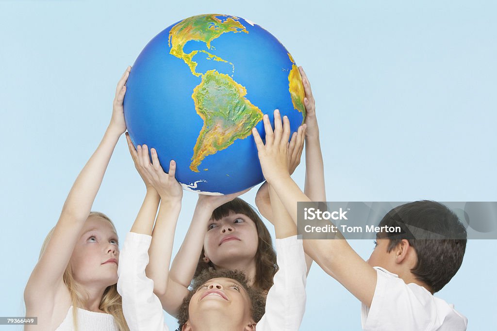 Cinq enfants tenant un globe à l'intérieur - Photo de Enfant libre de droits