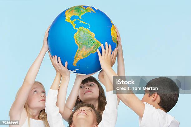 Photo libre de droit de Cinq Enfants Tenant Un Globe À Lintérieur banque d'images et plus d'images libres de droit de Enfant - Enfant, Globe terrestre, Fond coloré