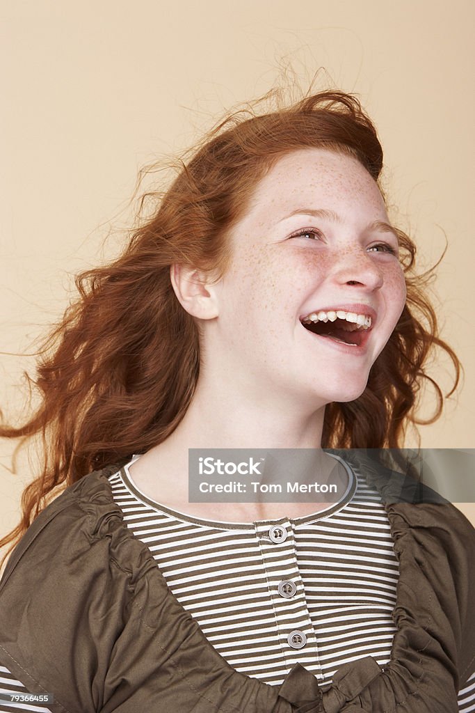 Jeune fille riant à l'intérieur - Photo de Jeunes filles libre de droits