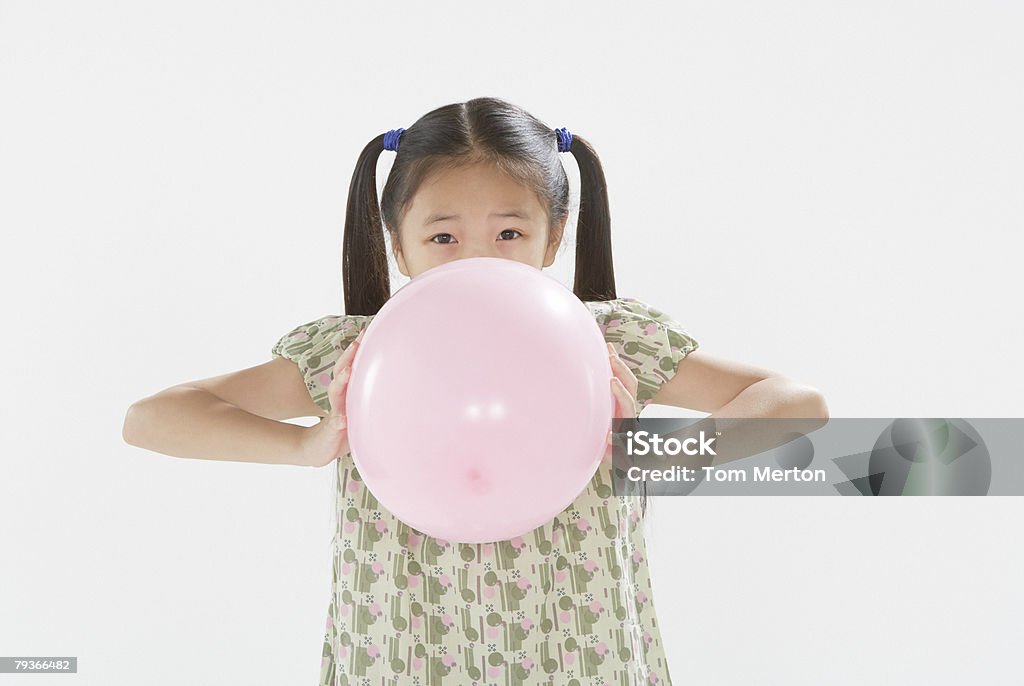 Jeune fille de souffler retroussé à l'intérieur - Photo de Ballon de baudruche libre de droits