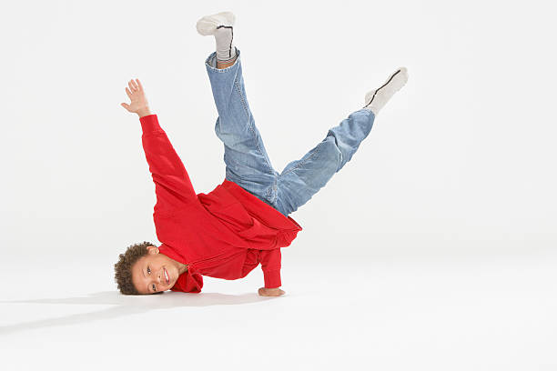 junge break dance im innenbereich - b boy stock-fotos und bilder