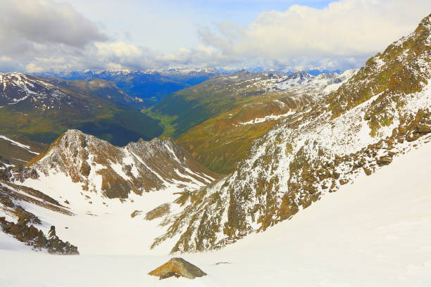 majestätische kaunertal süd tirol schneebedeckten bergkette panorama und idyllischen ötztal tirol-tal von oben, österreich - kaunertal stock-fotos und bilder