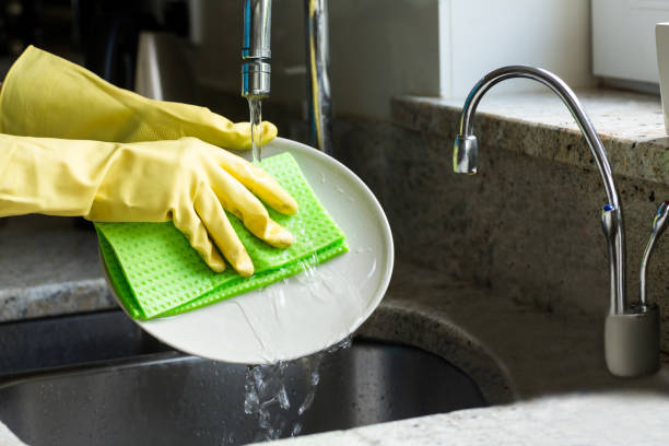 istock Pretty blonde woman doing house chores 800011924