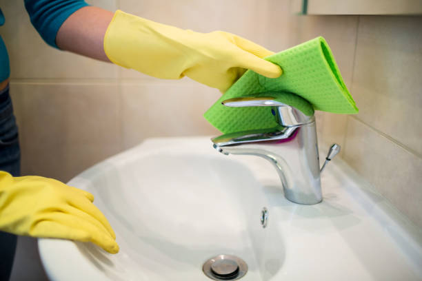 istock Pretty woman doing her house chores 800051120