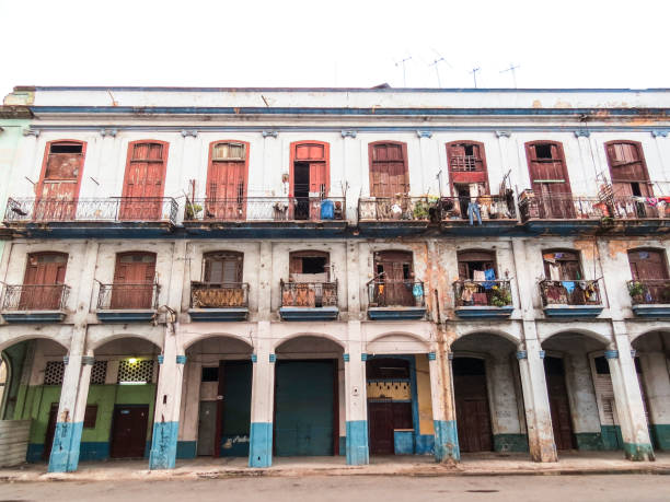 istock Ruined colonial house in Havana 800273516