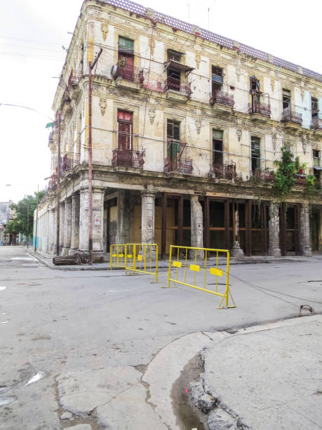 istock Ruined colonial house in Havana 800274626