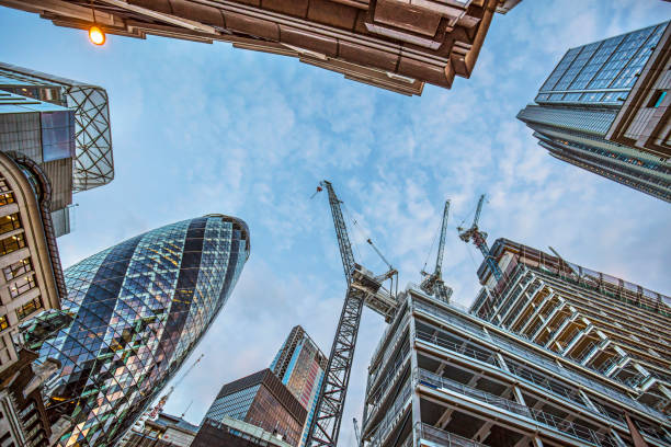 construction around the city of london - crane skyline uk tower of london imagens e fotografias de stock