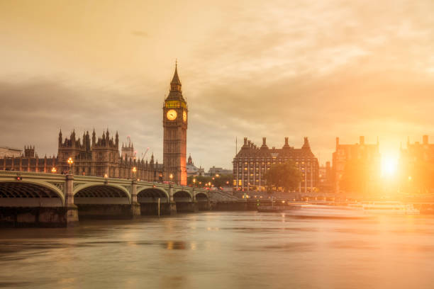 tramonto a londra - houses of parliament london london england skyline thames river foto e immagini stock