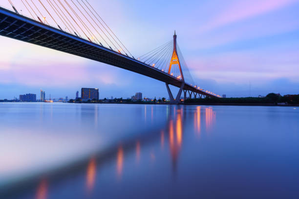 bhumibol 1 llamado industrial anillo puente cruzando el río de chao phraya con reflexión, bangkok, tailandia (texto extranjero diciendo bhumibol puente 1) - phumiphon aduldet fotografías e imágenes de stock