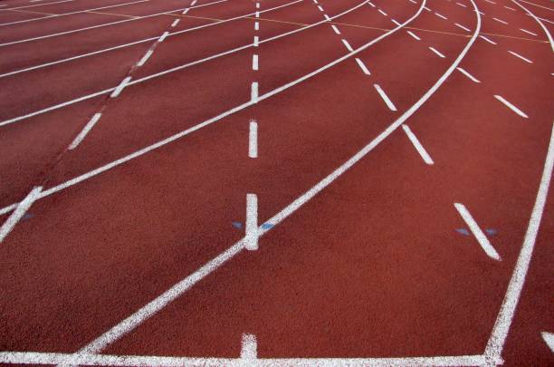 curva de pistas de atletismo - pista de atletismo de tartán fotografías e imágenes de stock