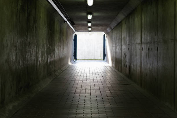 thames barrier durchgang in london - london england vanishing point underground diminishing perspective stock-fotos und bilder