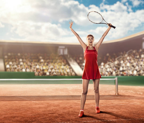 vista frontale di una tennista donna in campo in possesso di una racchetta da tennis - tennis court tennis racket forehand foto e immagini stock