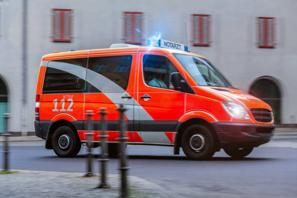 voiture d’ambulance allemande en action - ambulance healthcare and medicine germany car photos et images de collection