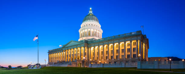 stan capitol oświetlony o zmierzchu salt lake city utah panorama - entrance usa utah salt lake city zdjęcia i obrazy z banku zdjęć