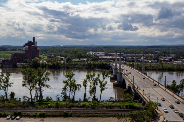 Memorial Bridge in Springfield Memorial Bridge over the Connecticut River in Springfield, Massachusetts springfield new jersey stock pictures, royalty-free photos & images