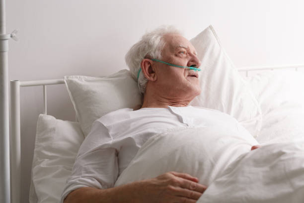istock Man dying in hospital bed 800394968