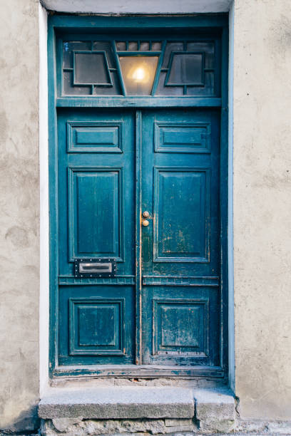 vecchia porta blu - gate handle door traditional culture foto e immagini stock