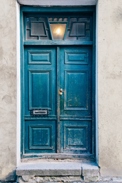 o blue door - gate handle door traditional culture - fotografias e filmes do acervo