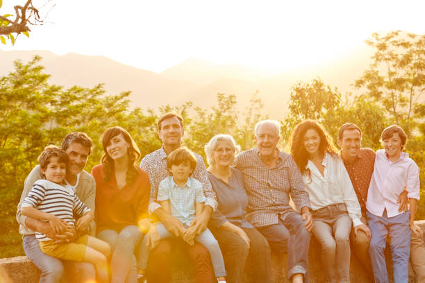 porträt der glückliche mehr-generationen-familie in hof - family grandmother multi generation family nature stock-fotos und bilder