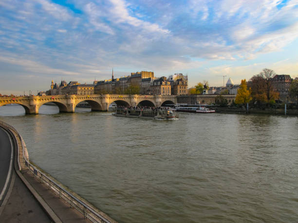 istock Sena River, Paris - France 800419758