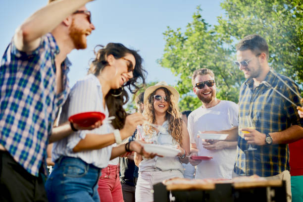 grupa przyjaciół dobrze się bawiąc na imprezie na świeżym powietrzu - barbecue spotkanie towarzyskie zdjęcia i obrazy z banku zdjęć