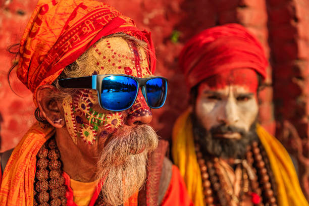 sadhu-india holymen en el templo de estar - varanasi fotografías e imágenes de stock