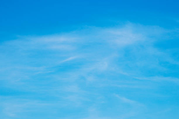 blauer himmel mit wolken - heaven hell road sign sign stock-fotos und bilder