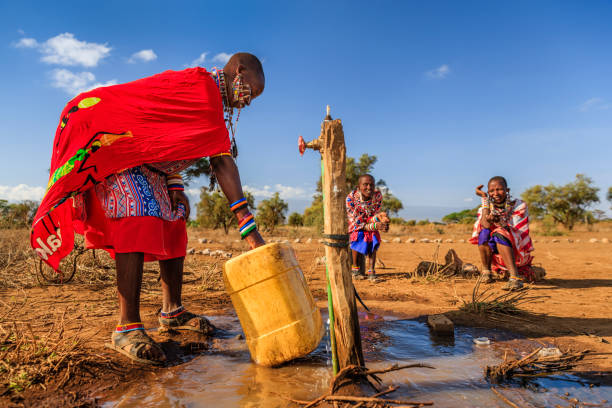 afrikanische frau aus maasai-stamm sammelt wasser, kenia, ostafrika - afrikanischer stamm stock-fotos und bilder