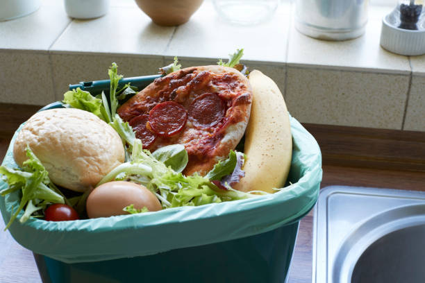 ごみ箱を自宅で新鮮な食品廃棄物 - 喪失 写真 ストックフォトと画像