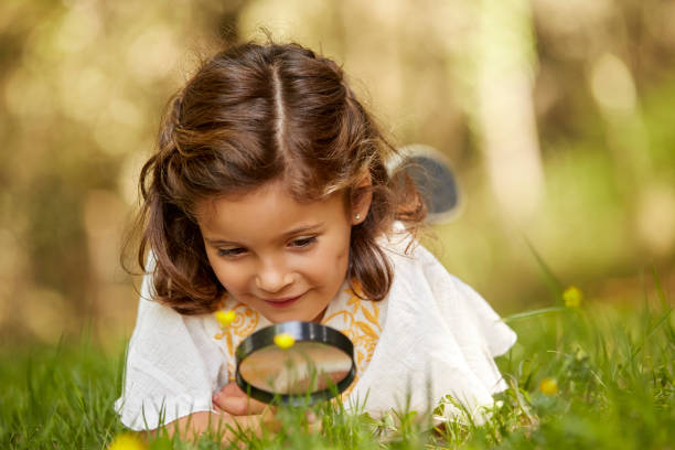 fille regardant herbe à loupe - curiosity photos et images de collection