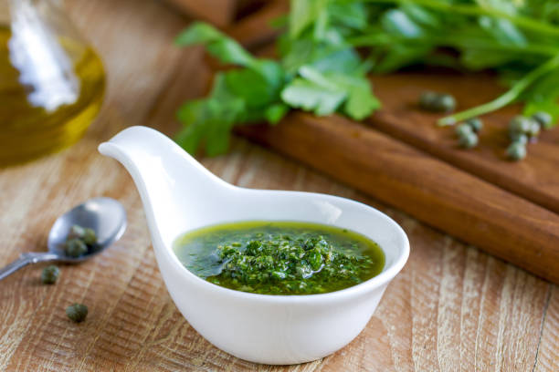 hausgemachte italienische salsa verde - caper sauce stock-fotos und bilder