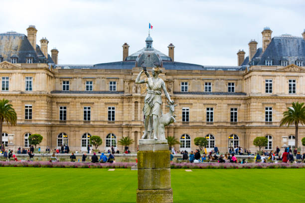 люди в саду jardin du luxembourg в париже - elysee palace стоковые фото и изображения