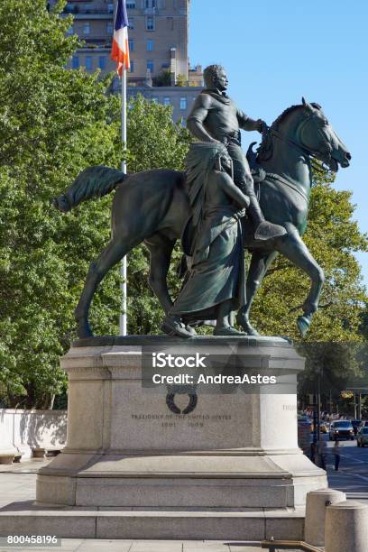 Bức Tượng Cưỡi Ngựa Của Tổng Thống Theodore Roosevelt Trước Bảo Tàng Lịch Sử Tự Nhiên Hoa Kỳ Trong Một Ngày Nắng New York Hình ảnh Sẵn có - Tải xuống Hình ảnh Ngay bây giờ