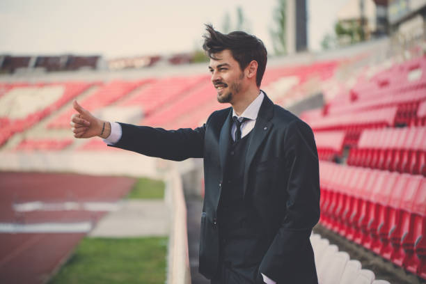 pulgar hacia arriba - suit soccer men sport fotografías e imágenes de stock