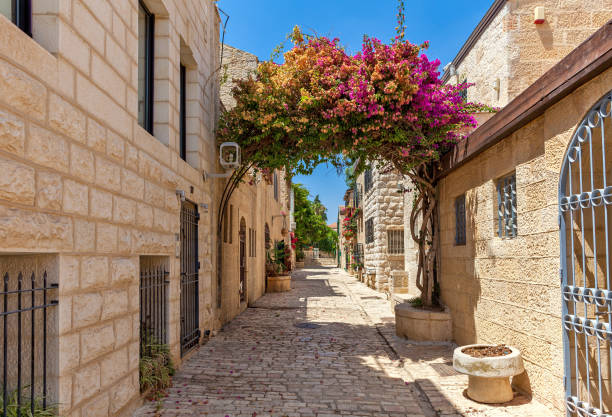 strada stretta del distretto di yemin moshe a gerusalemme. - jerusalem foto e immagini stock