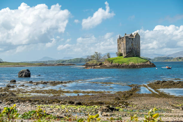 the historic castle stalker in argyll - loch rowboat lake landscape imagens e fotografias de stock