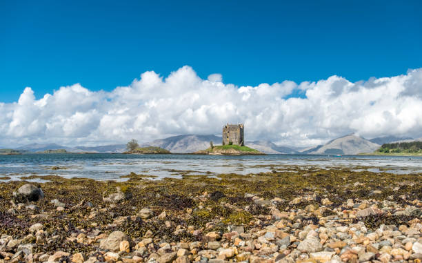 the historic castle stalker in argyll - loch rowboat lake landscape imagens e fotografias de stock