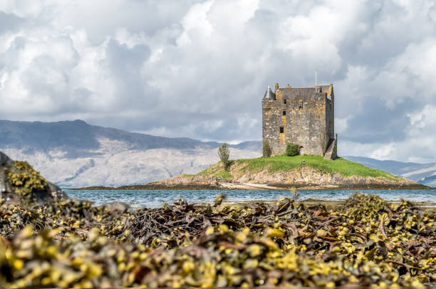 the historic castle stalker in argyll - loch rowboat lake landscape imagens e fotografias de stock