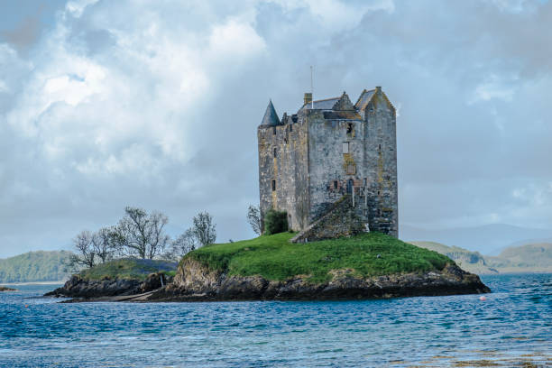 the historic castle stalker in argyll - loch rowboat lake landscape imagens e fotografias de stock