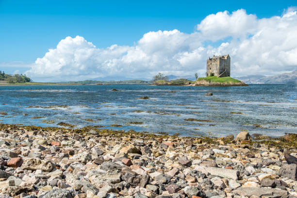 the historic castle stalker in argyll - loch rowboat lake landscape imagens e fotografias de stock