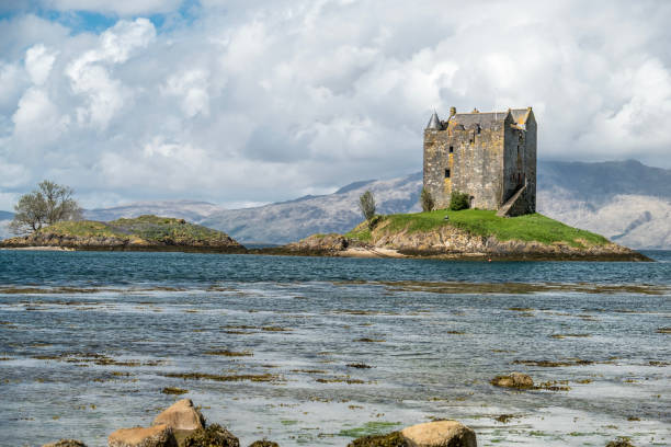 the historic castle stalker in argyll - loch rowboat lake landscape imagens e fotografias de stock