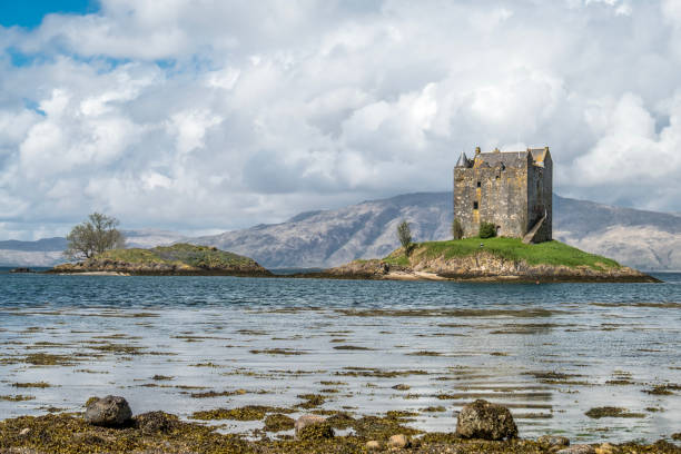 the historic castle stalker in argyll - loch rowboat lake landscape imagens e fotografias de stock