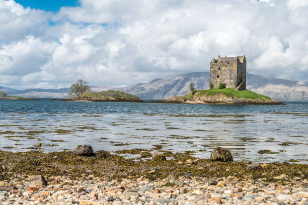 the historic castle stalker in argyll - loch rowboat lake landscape imagens e fotografias de stock